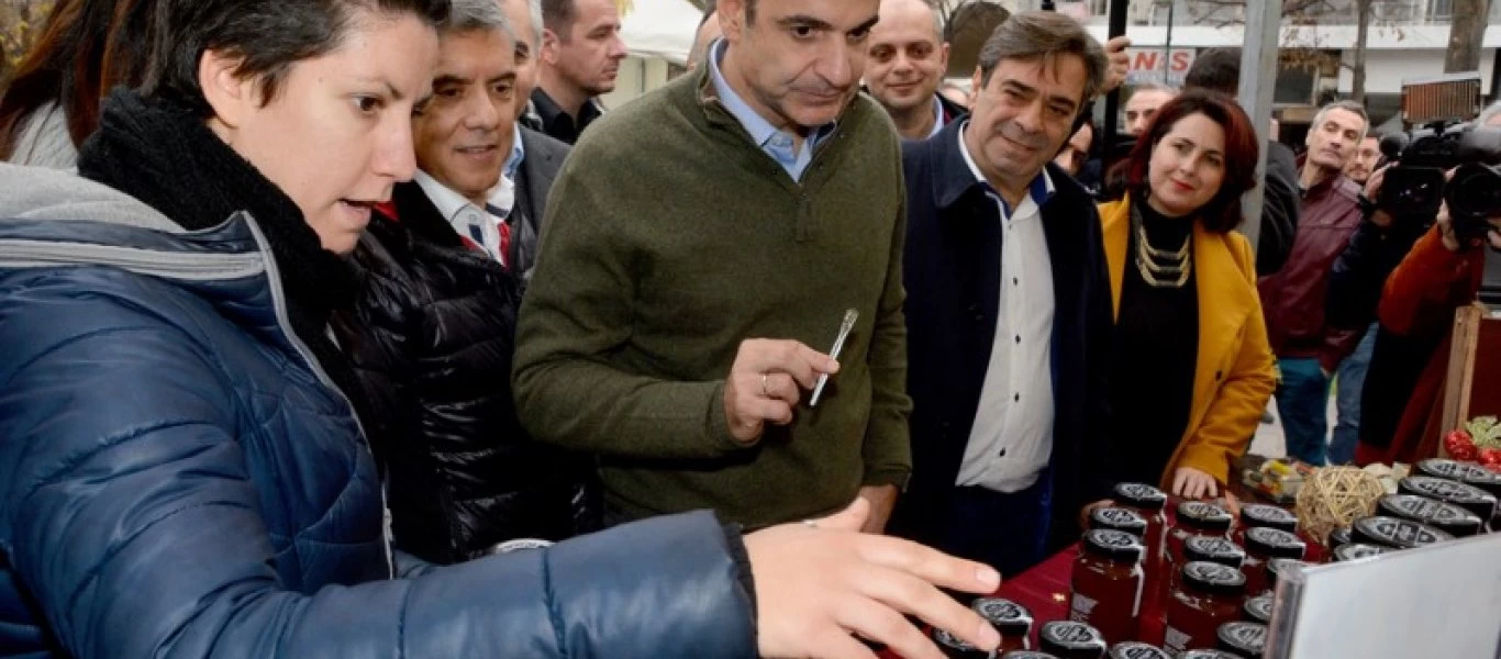 Ο πρωθυπουργός στη Λάρισα: Οι συνομιλίες με πολίτες - Η δοκιμή μελιού και οι... selfies (φώτο)